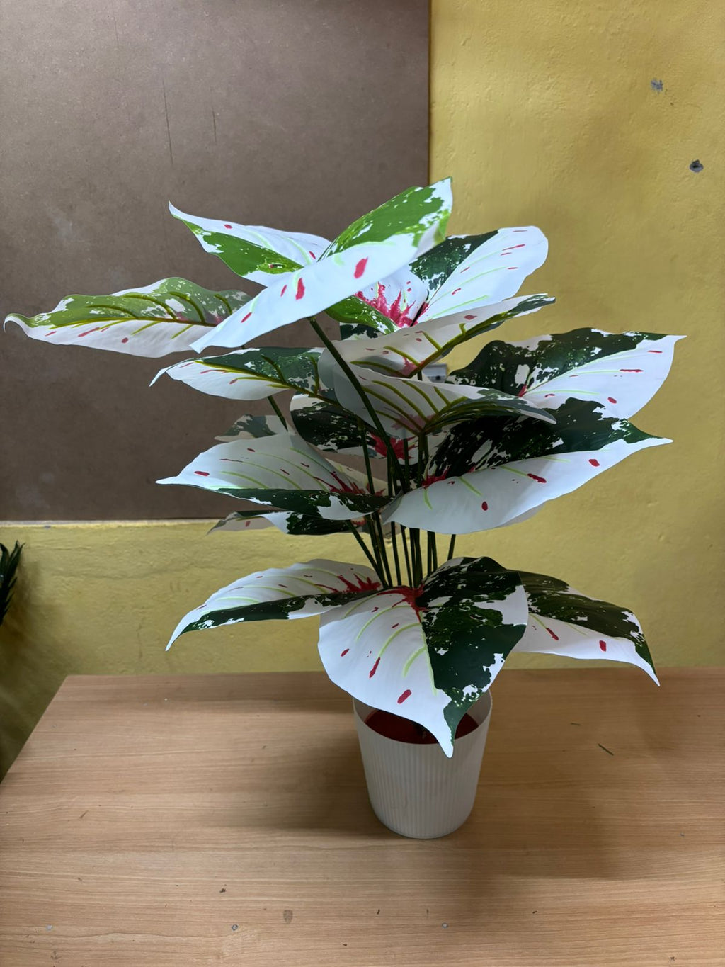 POT STAND WITH PLANT