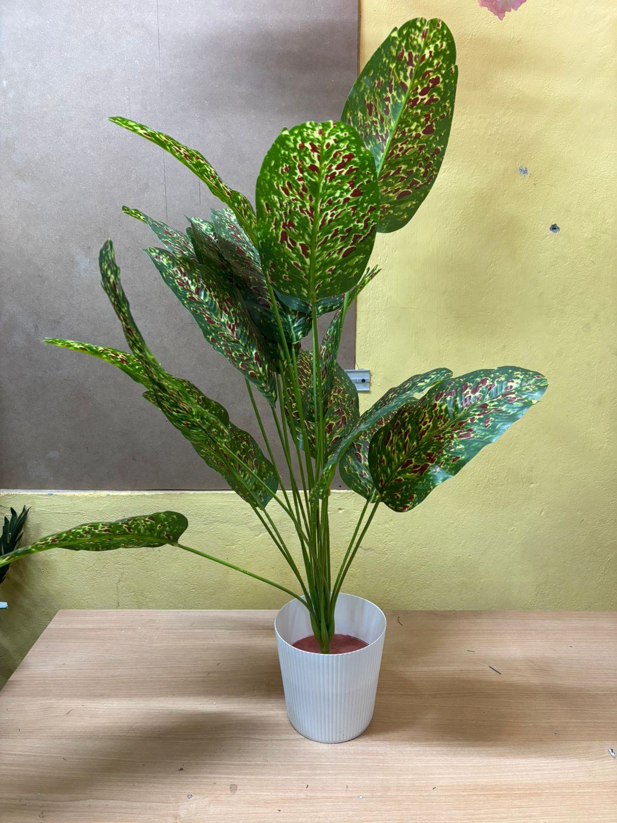 POT STAND WITH PLANT